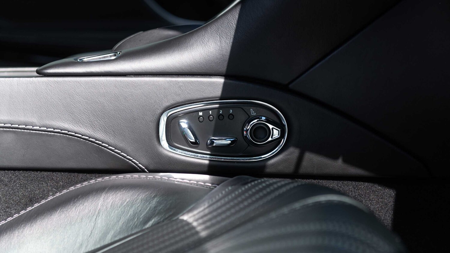 Used Aston Martin DB11 for sale - 78052432: Photo 28