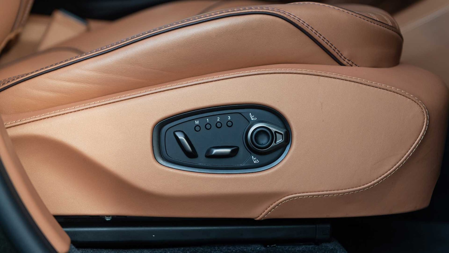 Used Aston Martin DBX 2025 for sale - 77943225: Photo 16