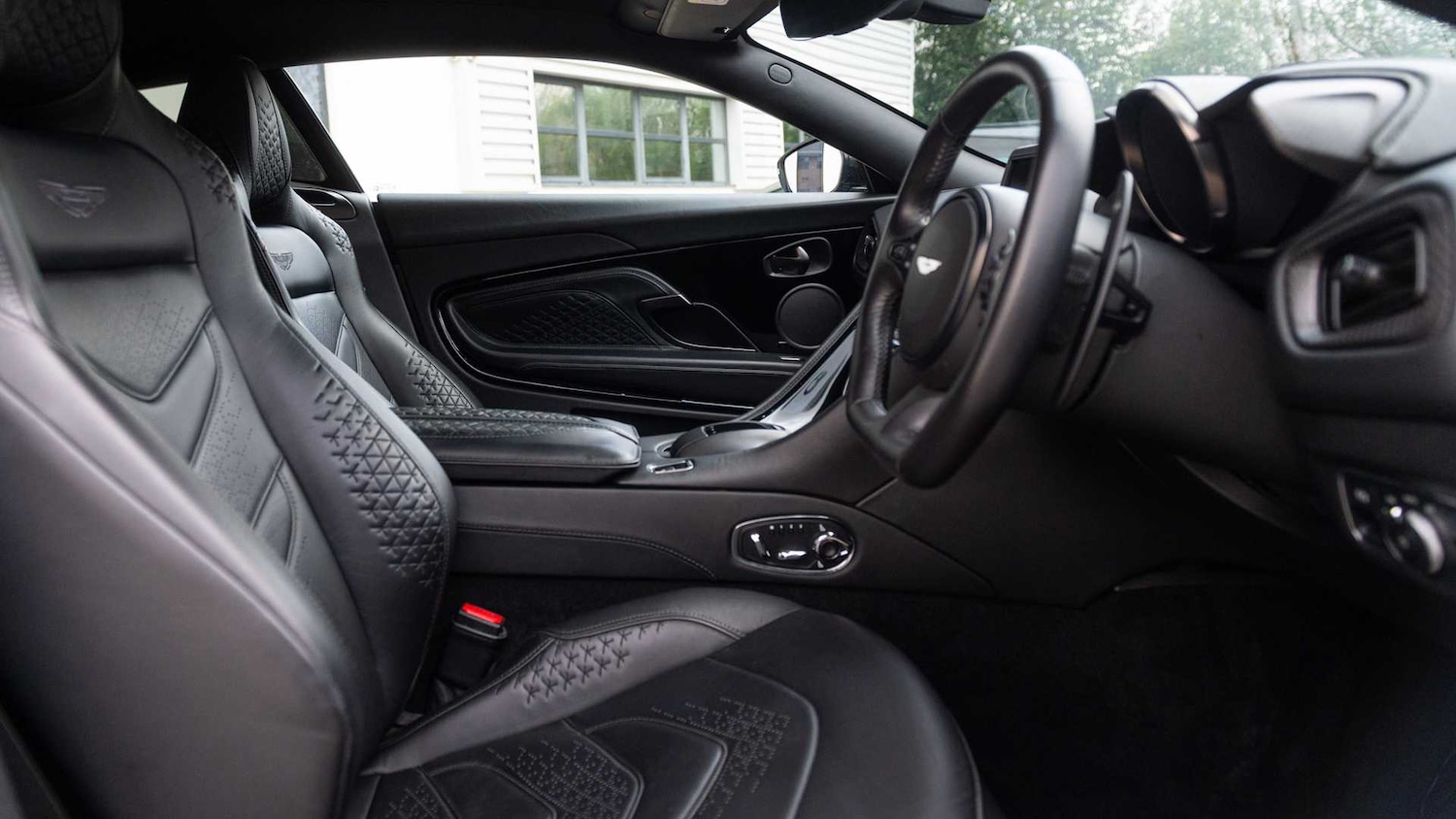 Used Aston Martin DBS 2021 for sale - 77649046: Photo 29