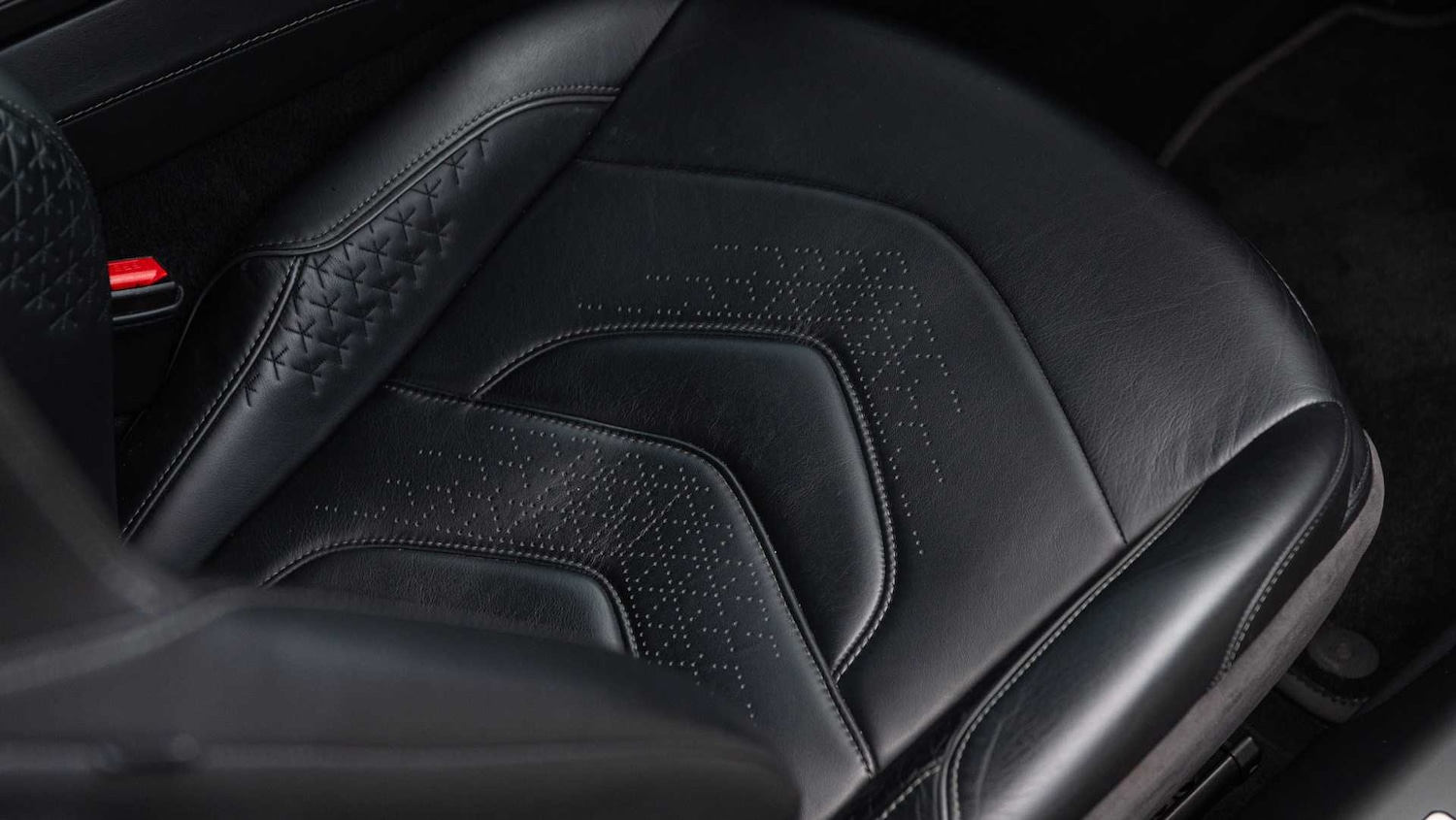 Used Aston Martin DBS 2021 for sale - 77649046: Photo 31