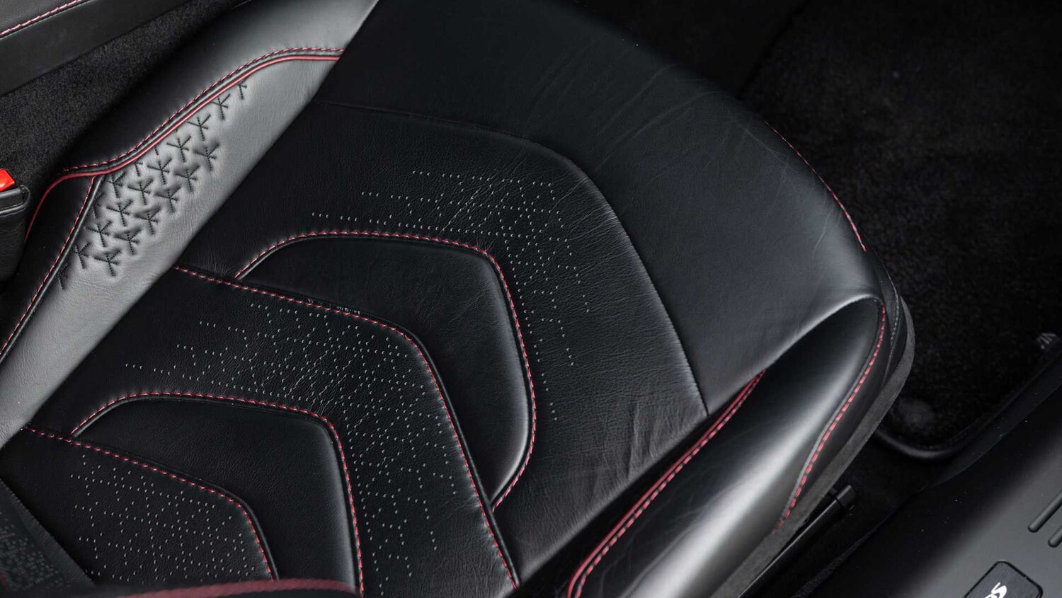 Used Aston Martin DBS 2021 for sale - 77674643: Photo 30