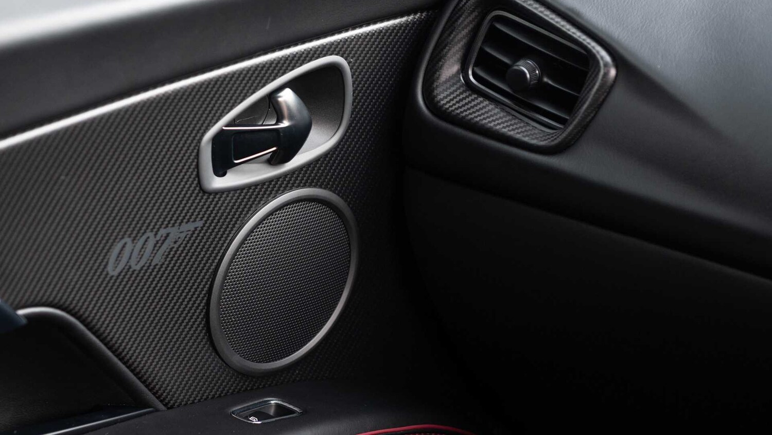 Used Aston Martin DBS 2021 for sale - 77674643: Photo 32