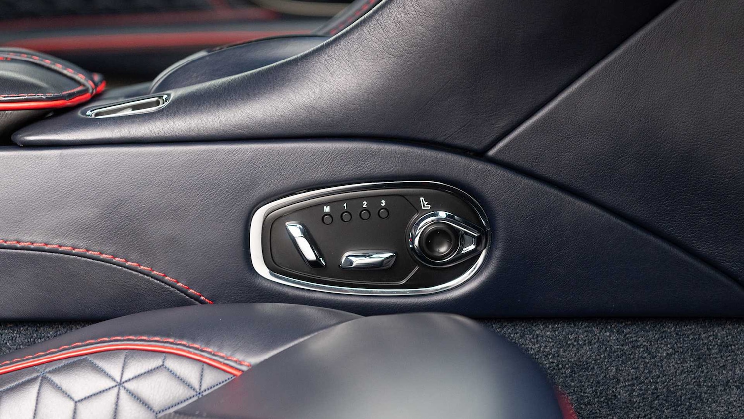 Used Aston Martin DBS 2020 for sale - 76169971: Photo 16