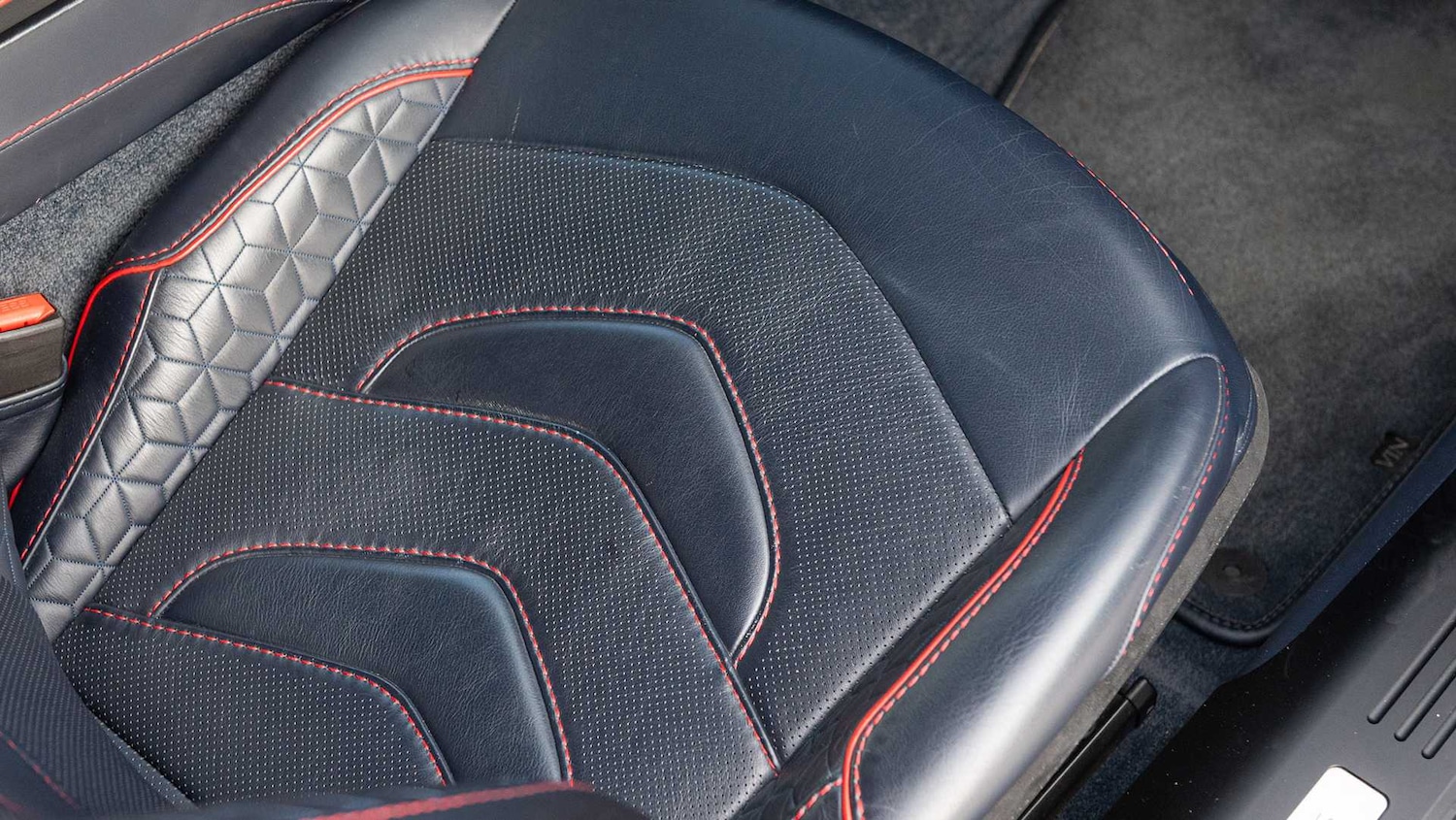 Used Aston Martin DBS 2020 for sale - 76169971: Photo 30