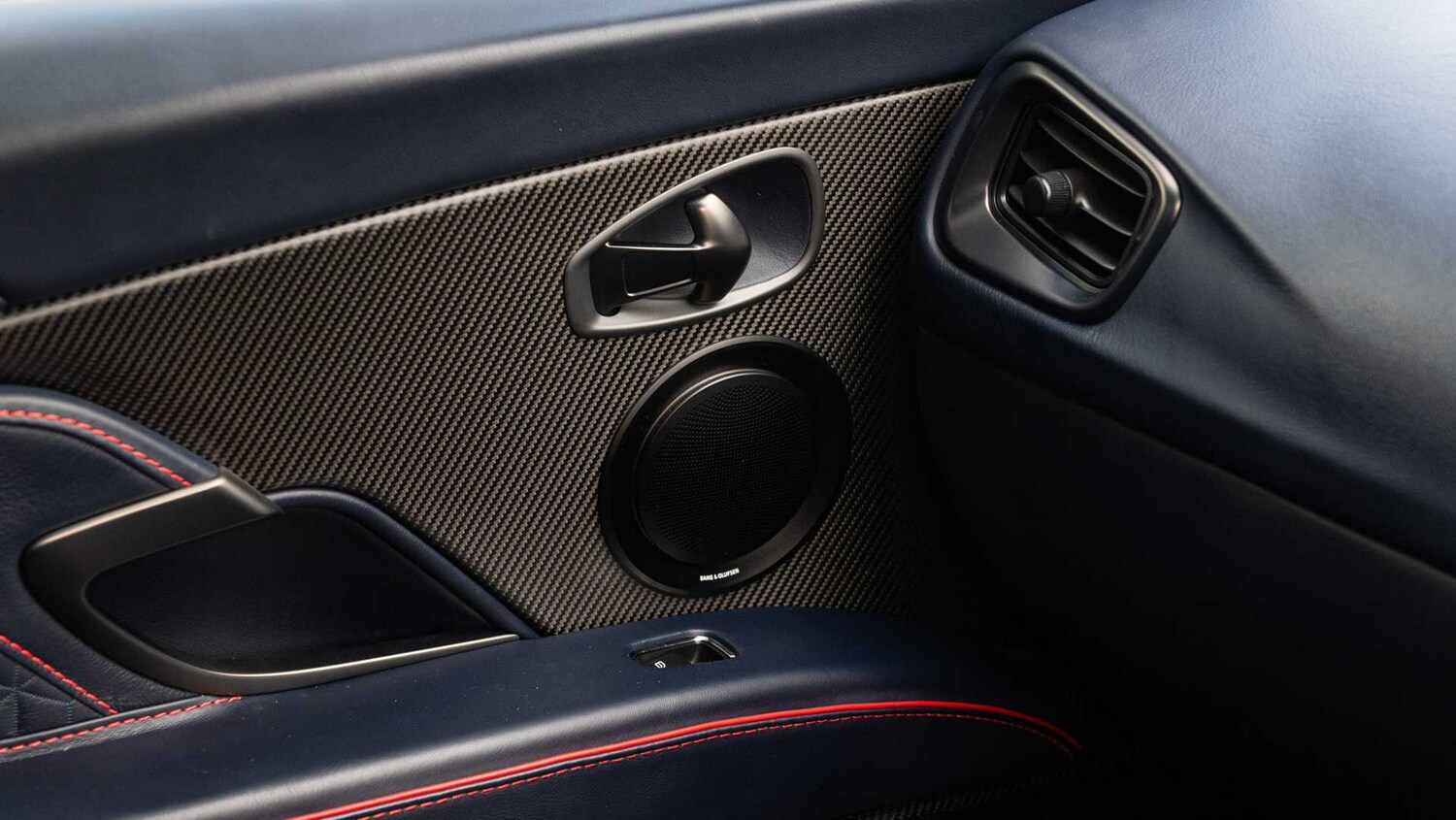 Used Aston Martin DBS 2020 for sale - 76169971: Photo 32