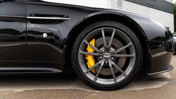 Used Aston Martin Vantage 2015 for sale - 76329309: Photo 4