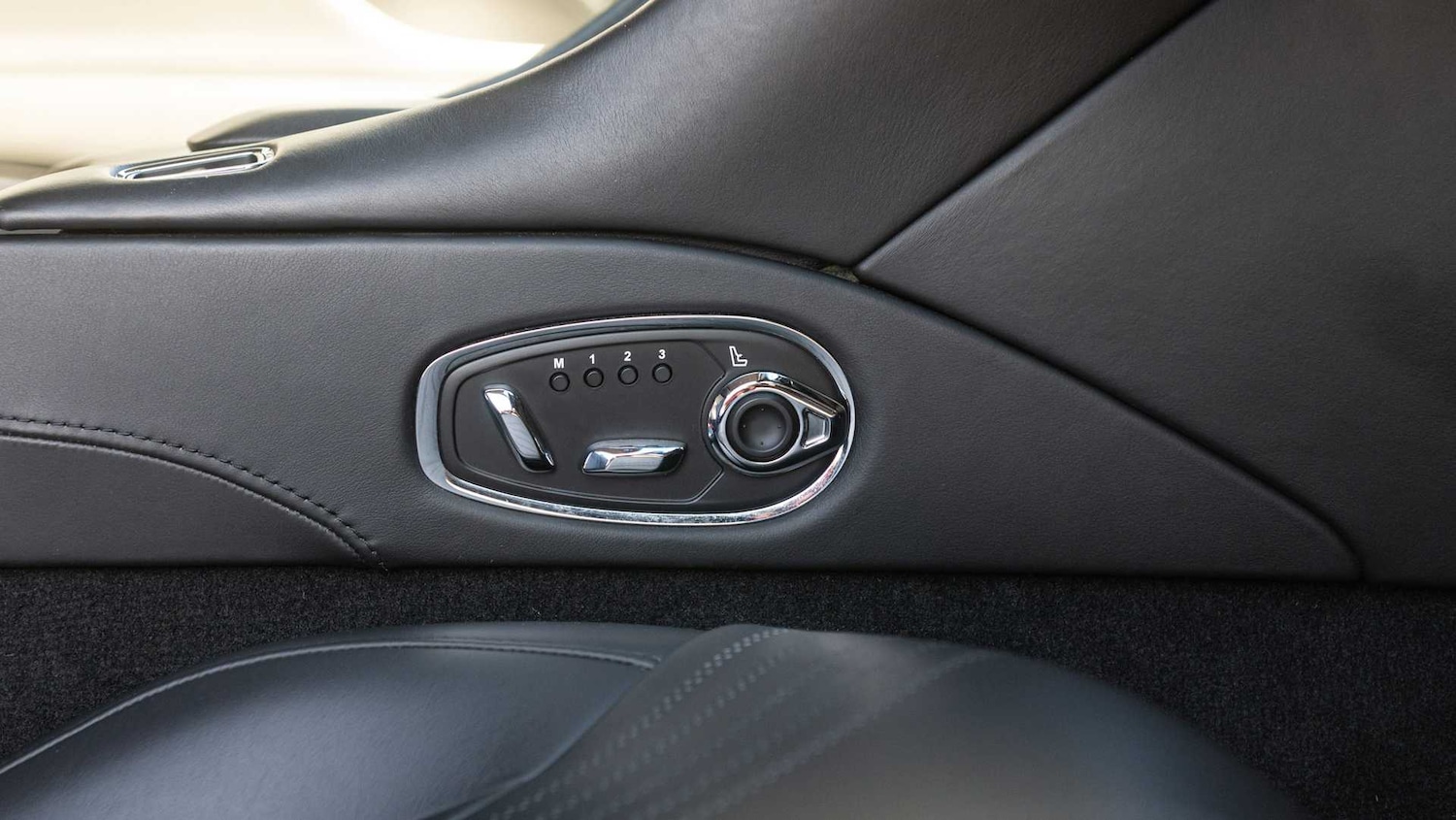 Used Aston Martin DB11 2019 for sale - 76668958: Photo 16