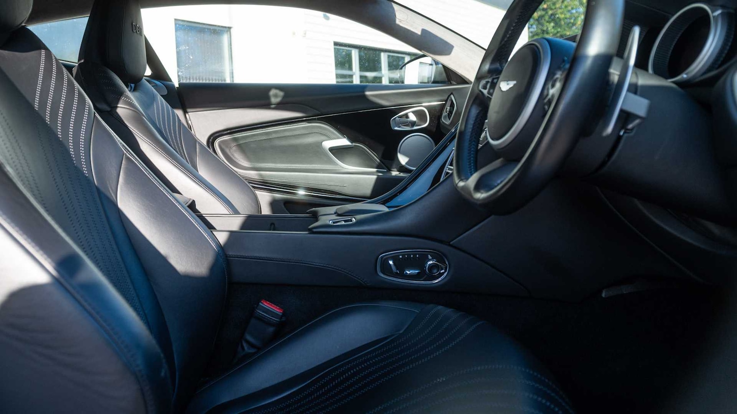 Used Aston Martin DB11 2019 for sale - 76668958: Photo 28