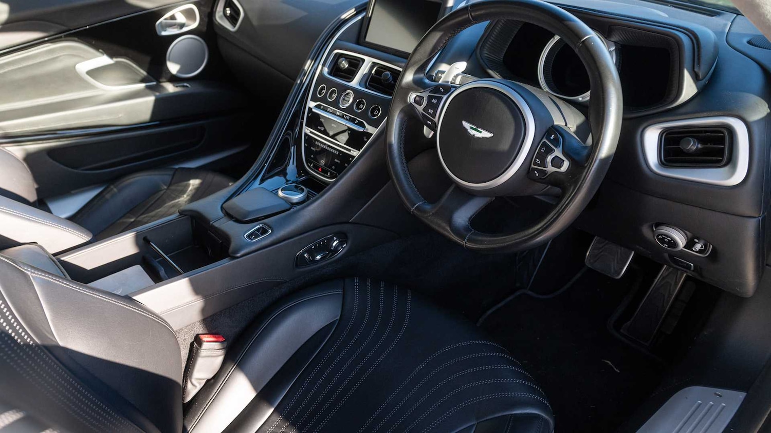 Used Aston Martin DB11 2019 for sale - 76668958: Photo 3