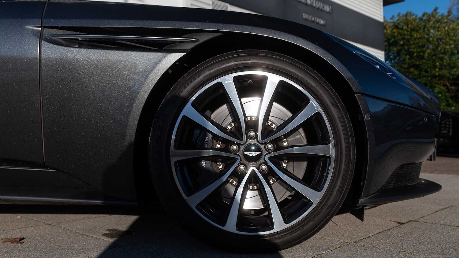 Used Aston Martin DB11 2019 for sale - 76668958: Photo 4