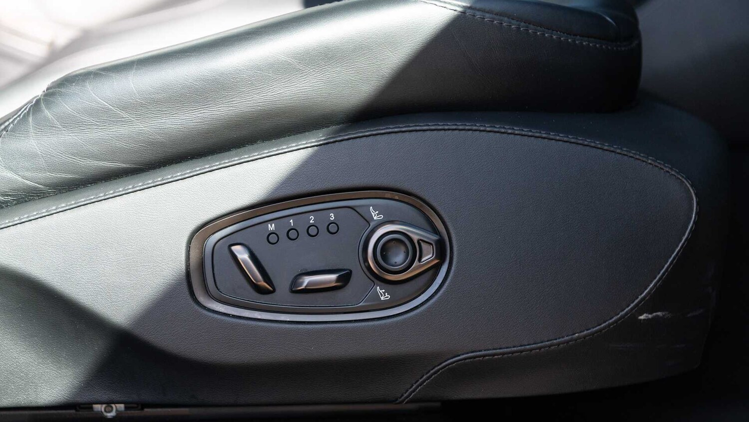 Used Aston Martin DBX 2023 for sale - 78149098: Photo 32