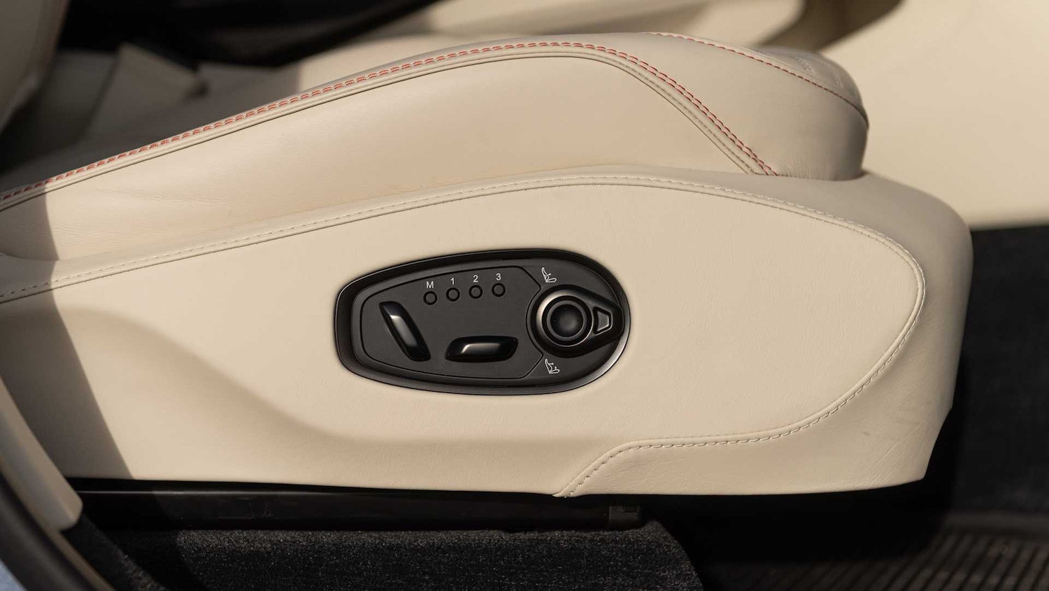 Used Aston Martin DBX 2025 for sale - 77726801: Photo 16