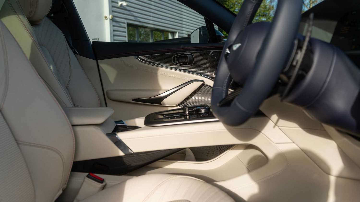 Used Aston Martin DBX 2025 for sale - 77726801: Photo 26