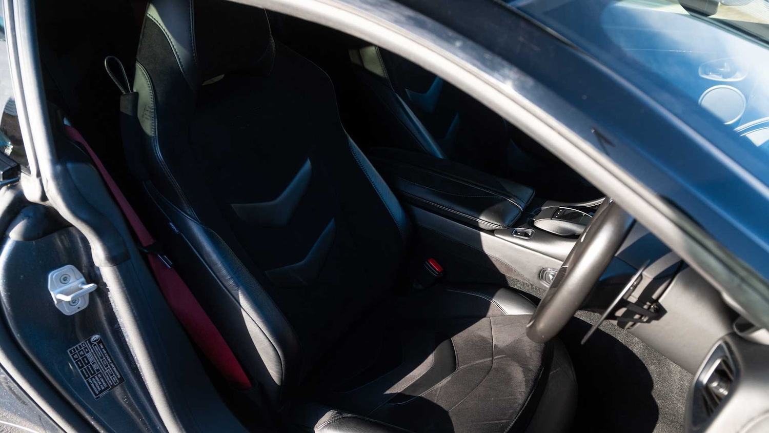 Used Aston Martin DBS 2021 for sale - 76842959: Photo 12