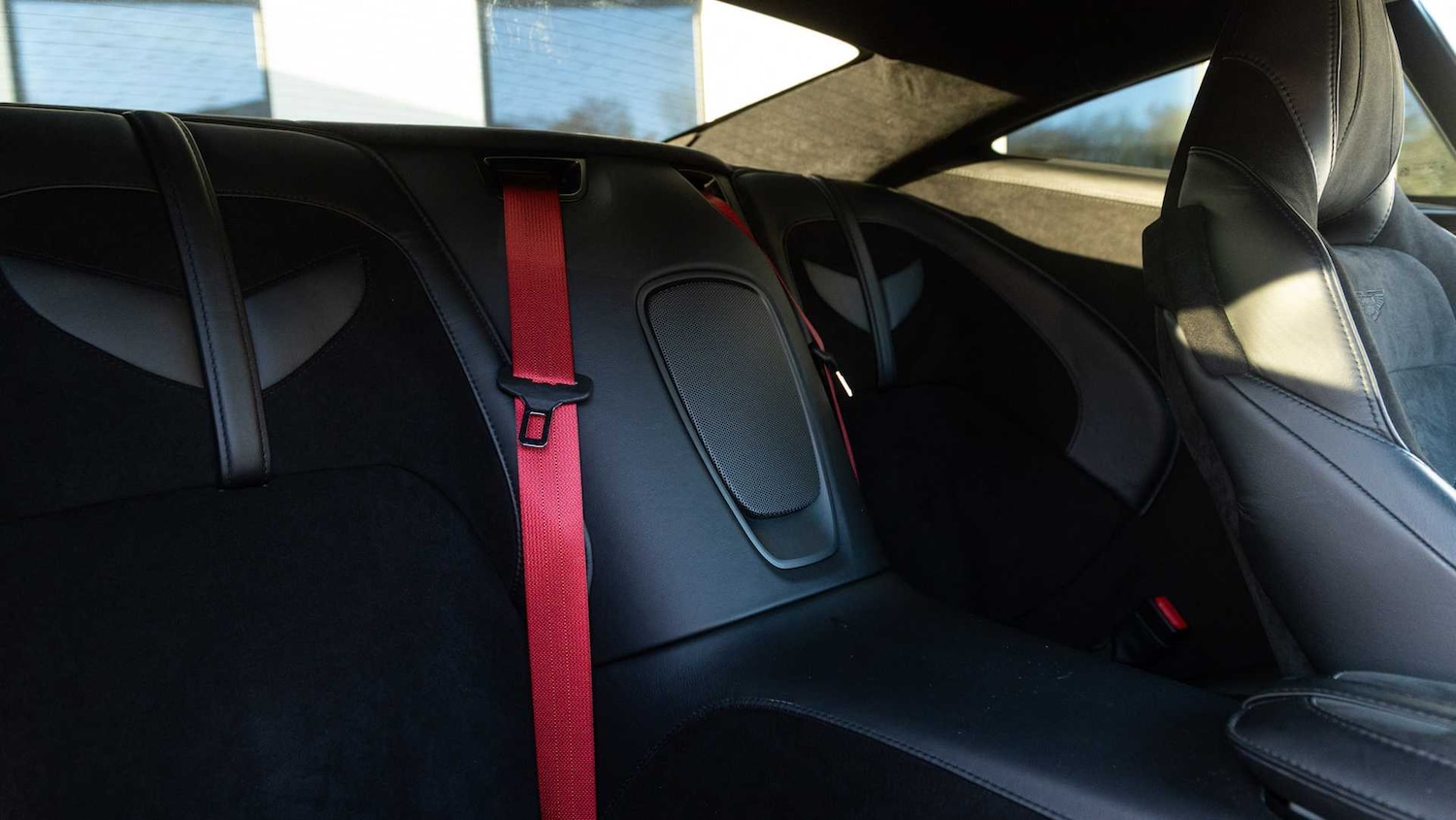 Used Aston Martin DBS 2021 for sale - 76842959: Photo 15