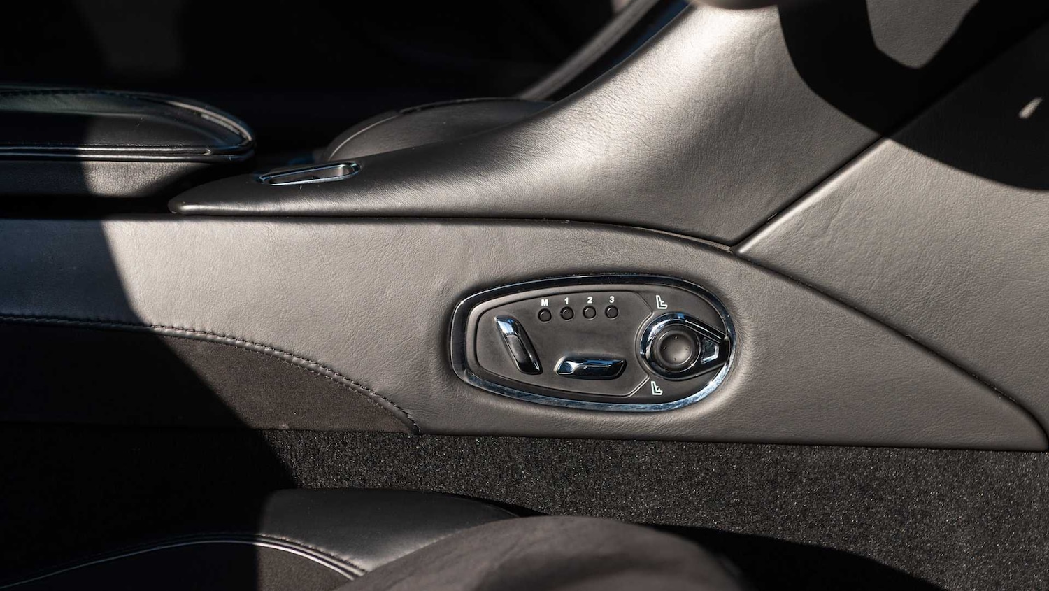 Used Aston Martin DBS 2021 for sale - 76842959: Photo 16