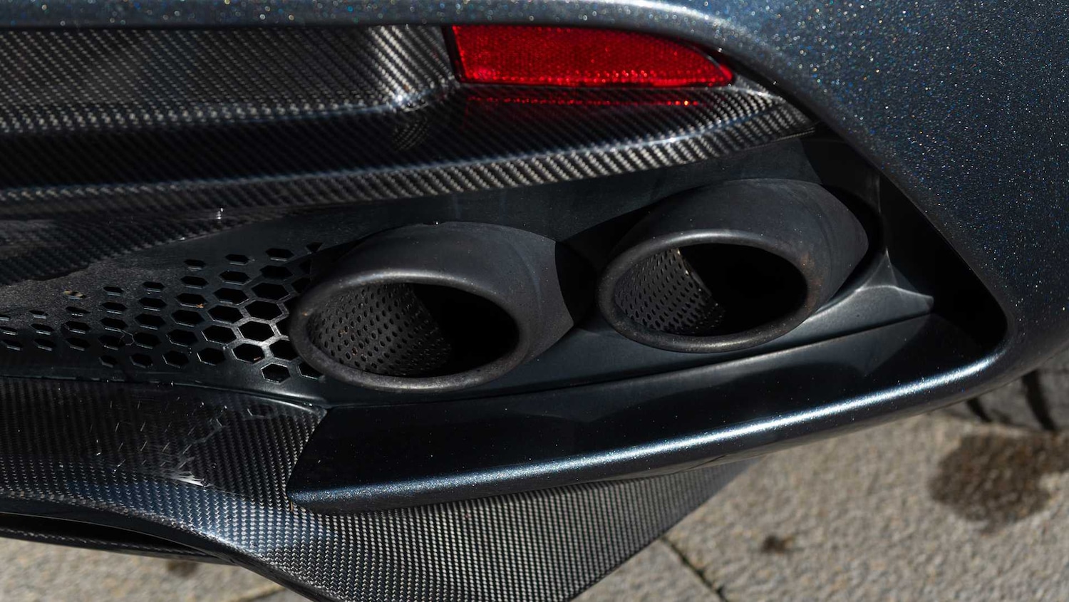 Used Aston Martin DBS 2021 for sale - 76842959: Photo 17