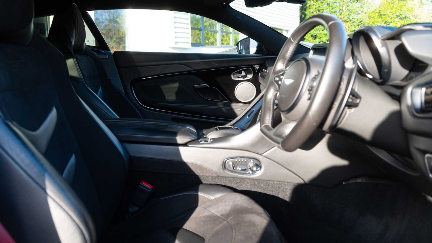 Used Aston Martin DBS 2021 for sale - 76842959: Photo 29