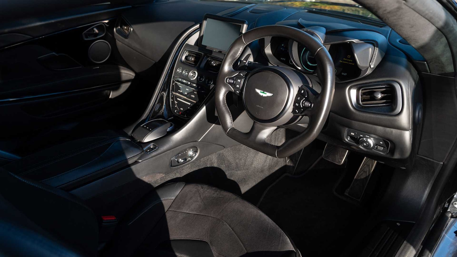 Used Aston Martin DBS 2021 for sale - 76842959: Photo 3