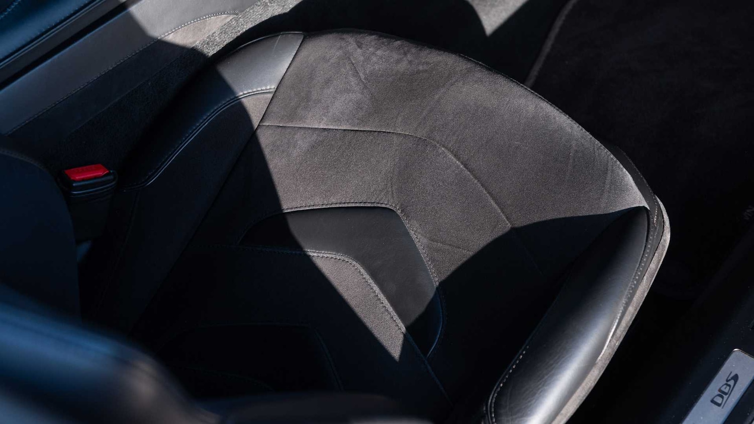 Used Aston Martin DBS 2021 for sale - 76842959: Photo 31