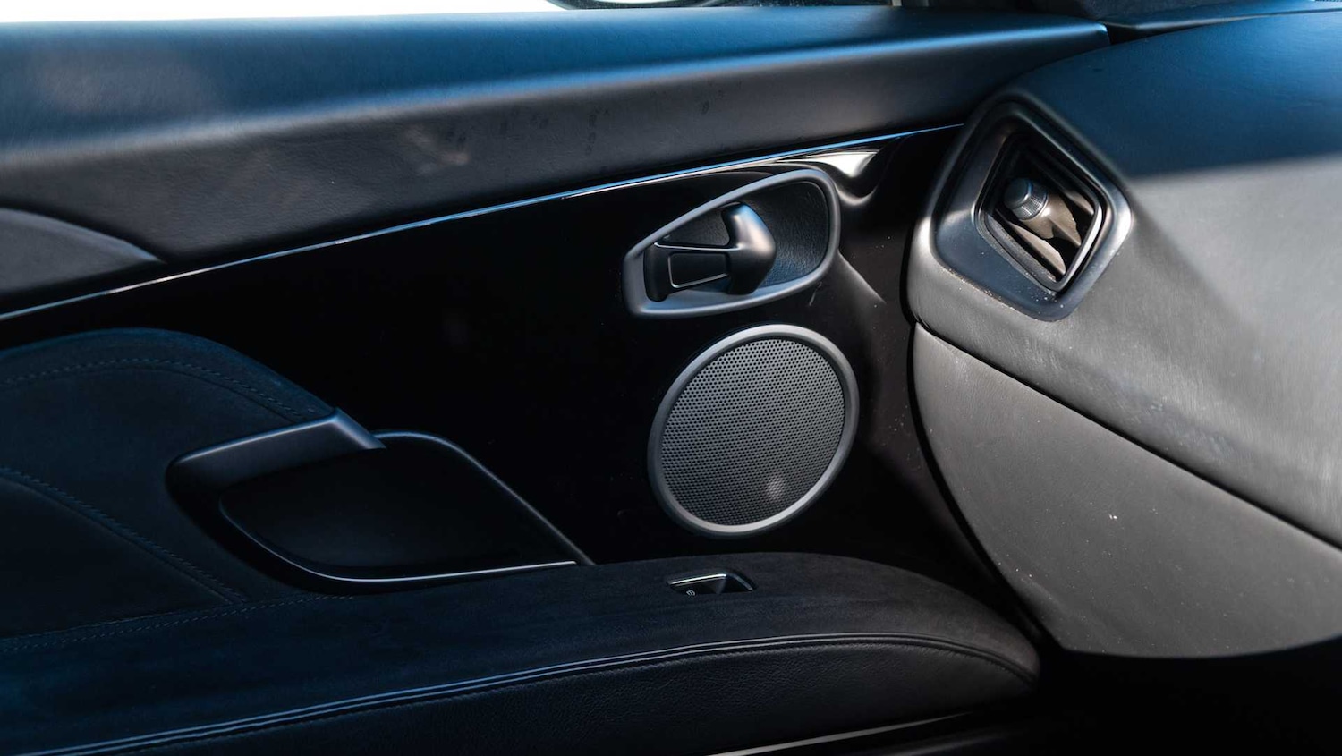 Used Aston Martin DBS 2021 for sale - 76842959: Photo 32