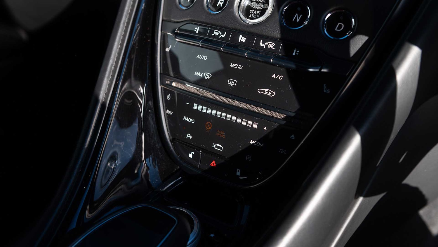 Used Aston Martin DBS 2021 for sale - 76842959: Photo 33