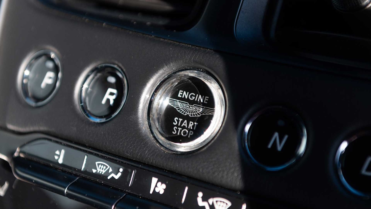 Used Aston Martin DBS 2021 for sale - 76842959: Photo 34