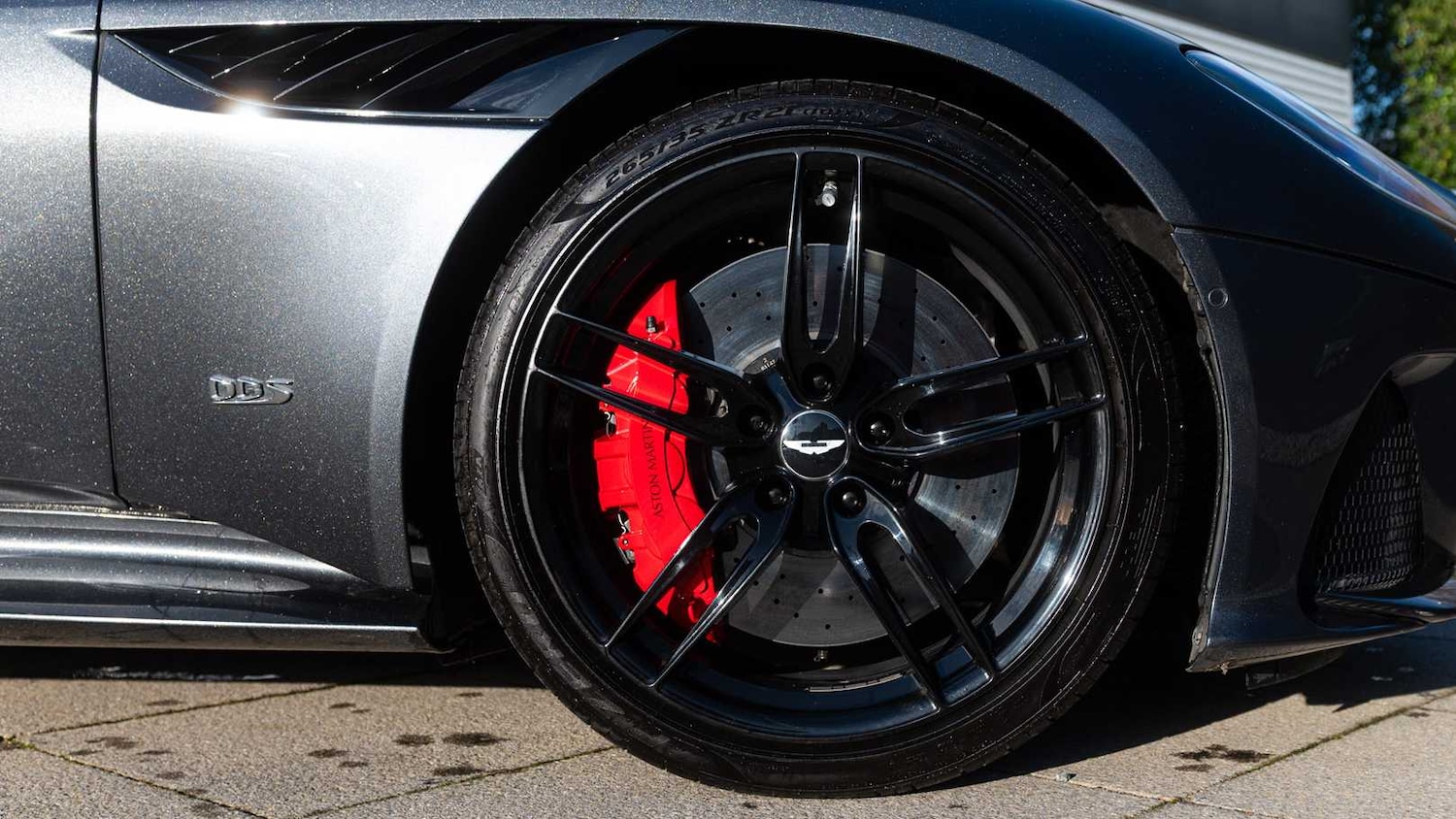 Used Aston Martin DBS 2021 for sale - 76842959: Photo 4