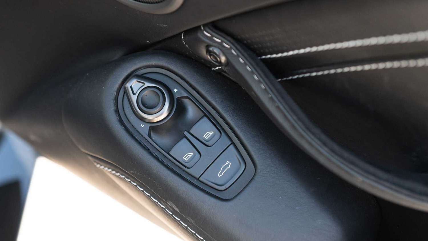 Used Aston Martin Vantage 2019 for sale - 77112391: Photo 32