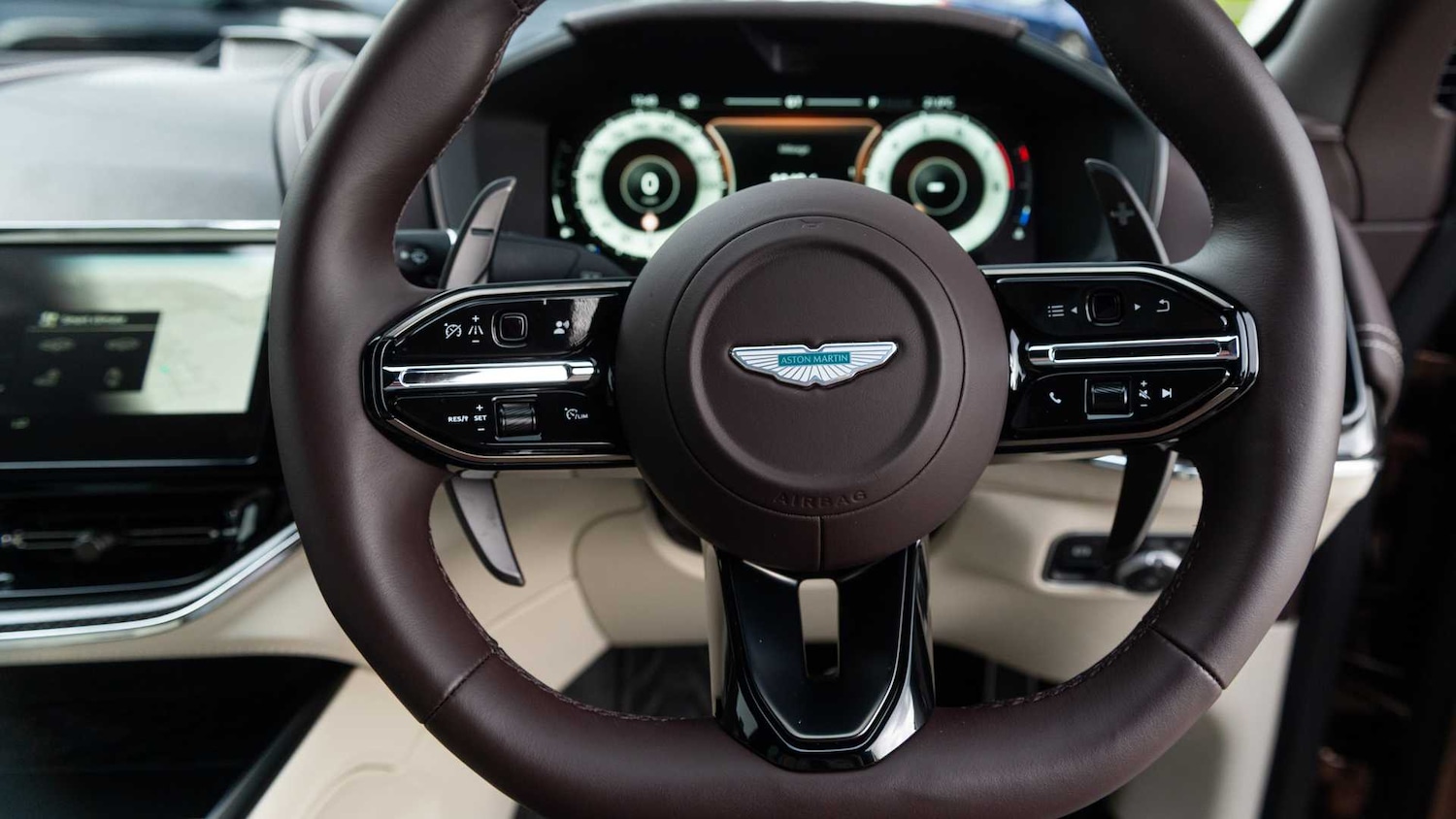 Used Aston Martin DBX 2025 for sale - 76191974: Photo 11