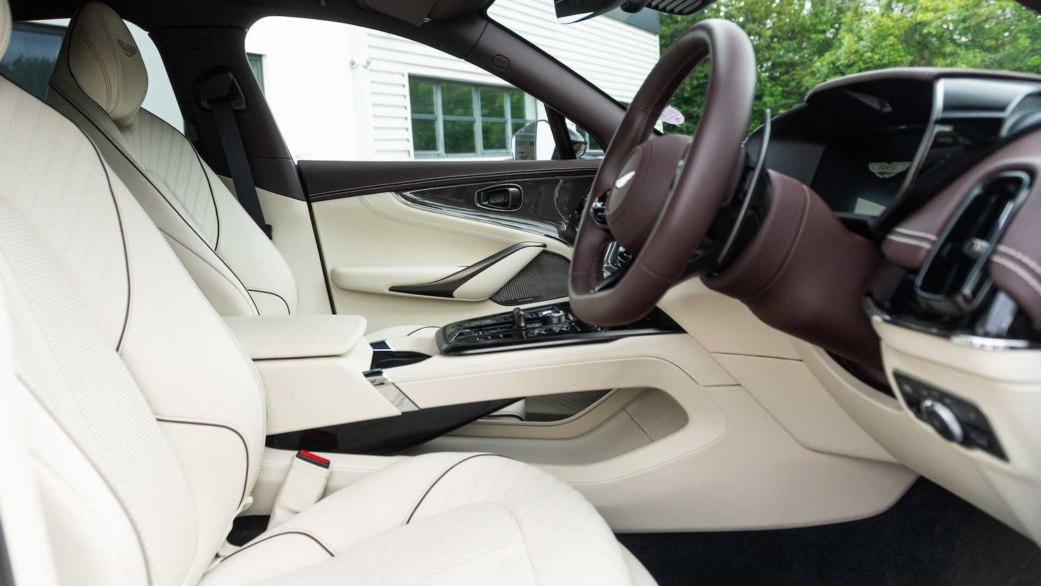 Used Aston Martin DBX 2025 for sale - 76191974: Photo 28