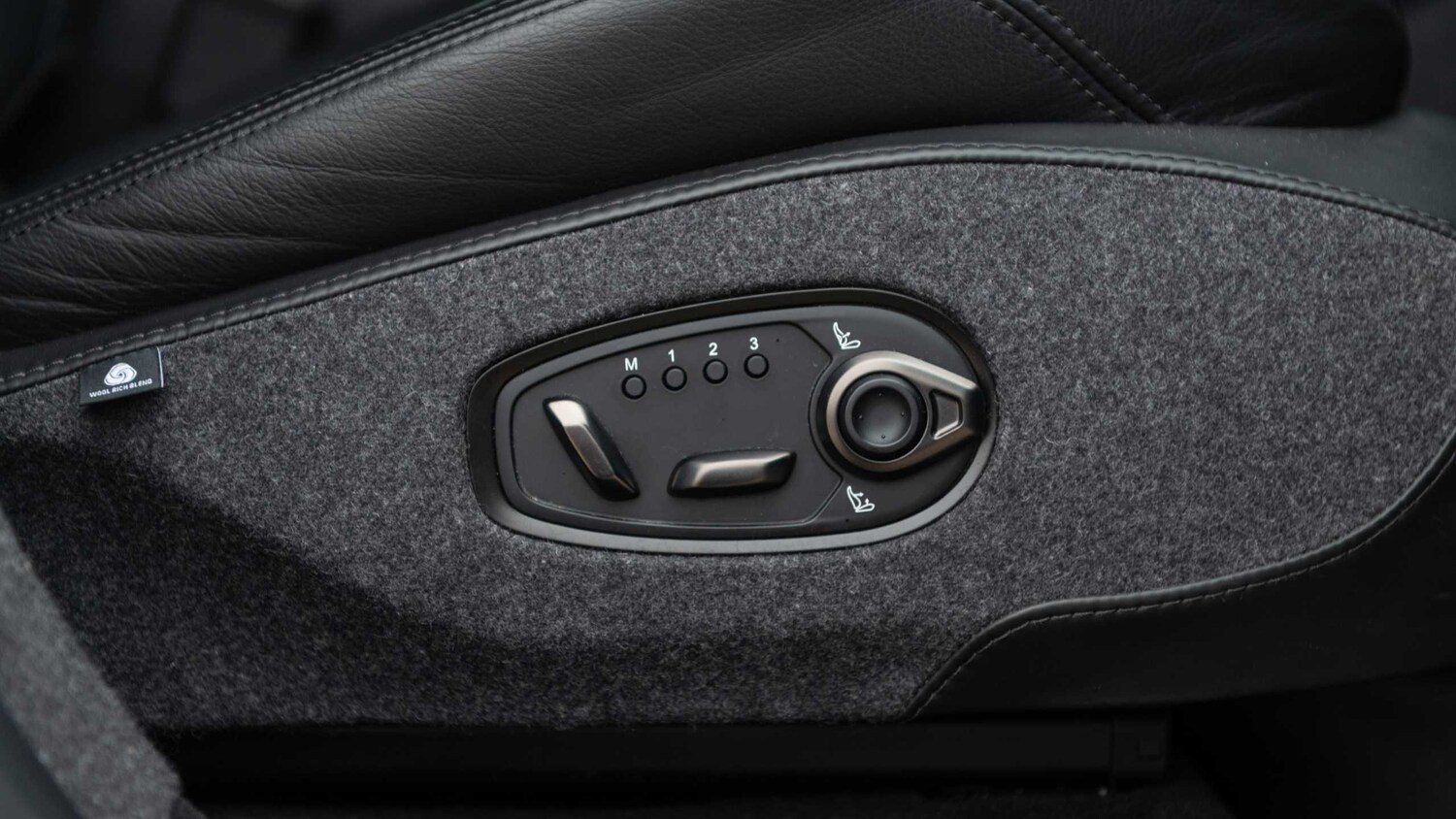 Used Aston Martin DBX 2025 for sale - 78089736: Photo 31