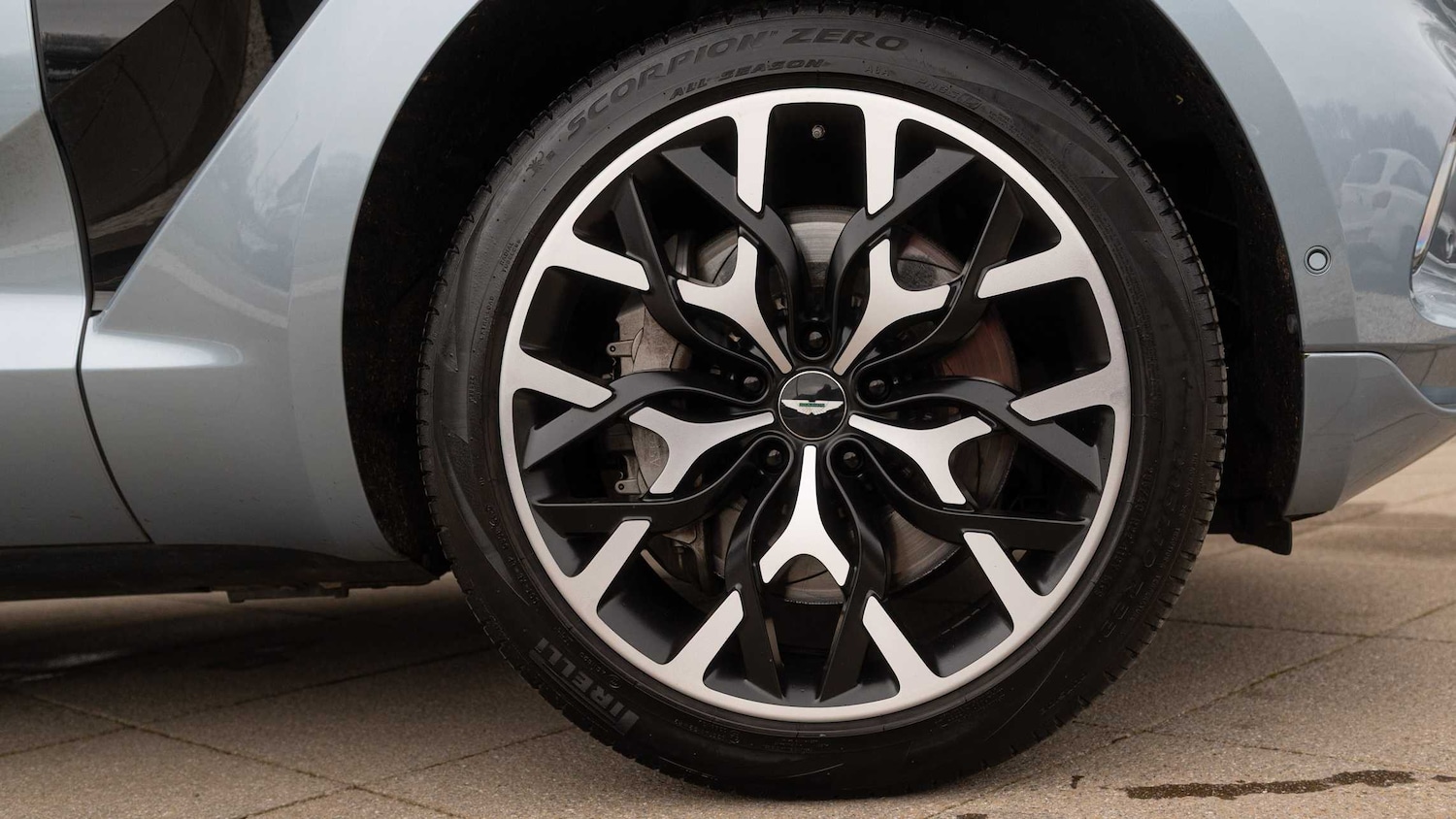 Used Aston Martin DBX 2025 for sale - 78089736: Photo 4