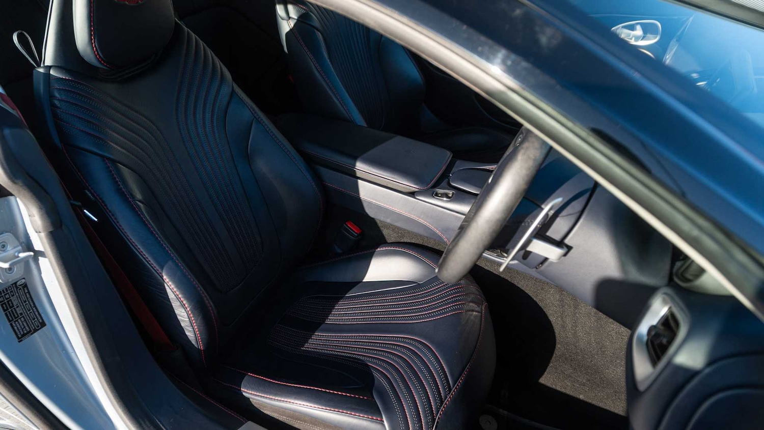 Used Aston Martin DB11 2019 for sale - 76916135: Photo 12