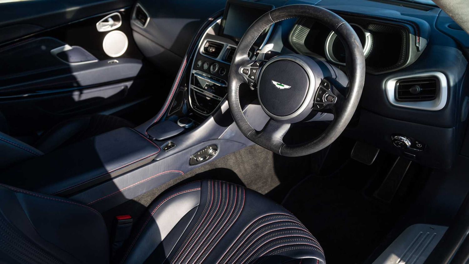 Used Aston Martin DB11 2019 for sale - 76916135: Photo 3