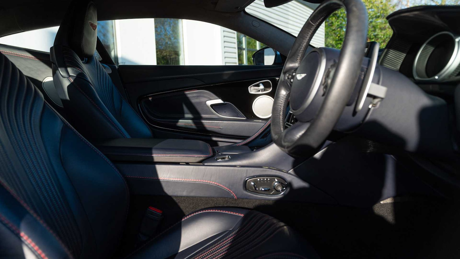 Used Aston Martin DB11 2019 for sale - 76842899: Photo 28