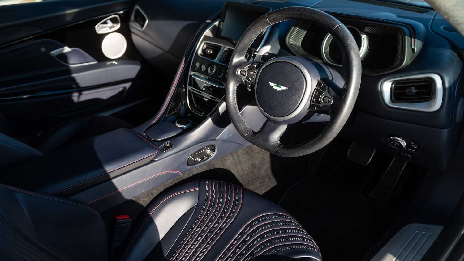 Used Aston Martin DB11 2019 for sale - 76842899: Photo 3