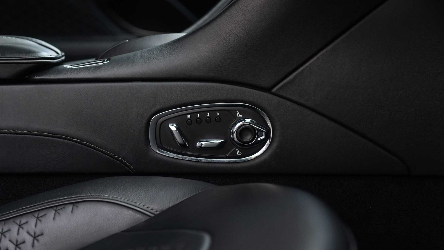 Used Aston Martin DBS 2021 for sale - 76916108: Photo 16