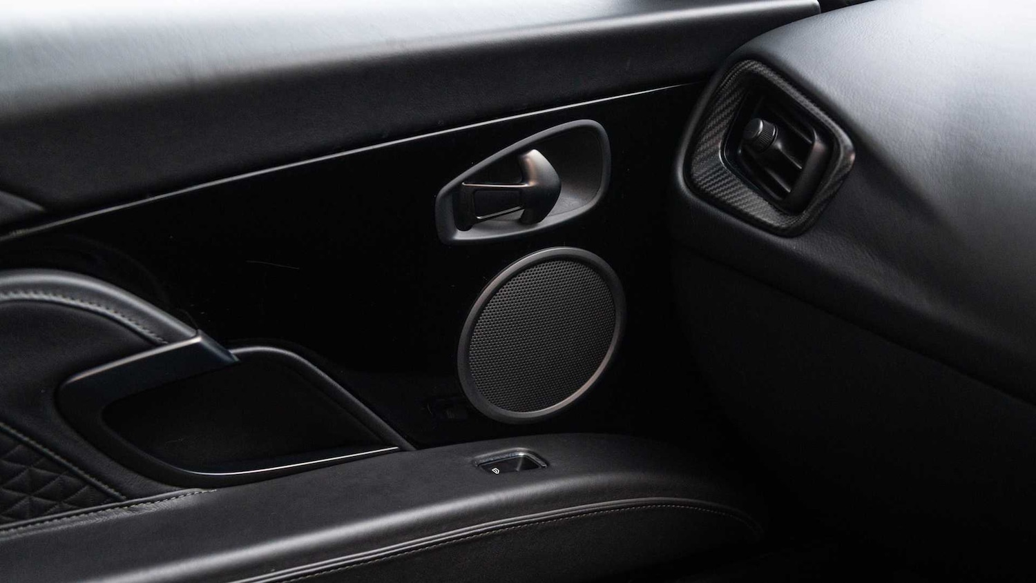 Used Aston Martin DBS 2021 for sale - 76916108: Photo 33