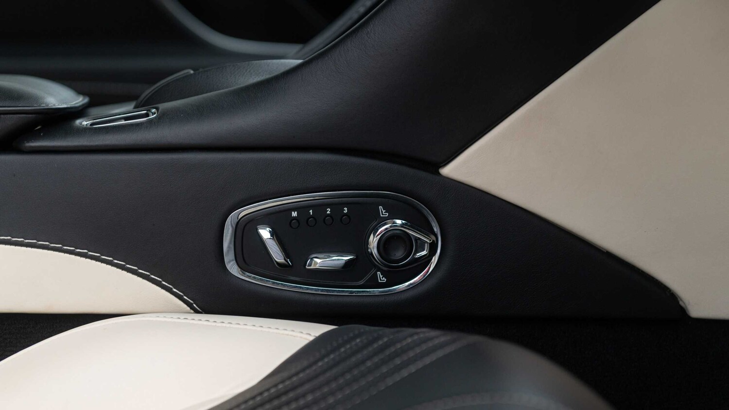 Used Aston Martin DB11 2019 for sale - 77886183: Photo 32