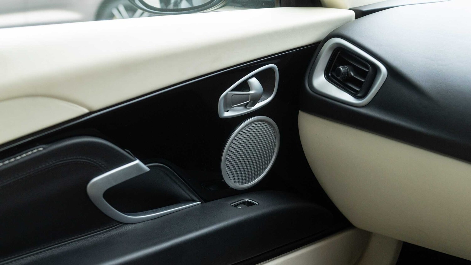 Used Aston Martin DB11 2019 for sale - 77886183: Photo 35