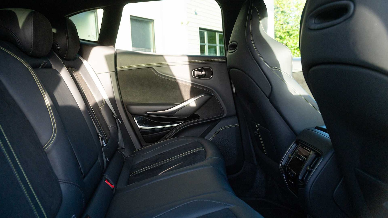 Used Aston Martin DBX 2025 for sale - 77018807: Photo 15