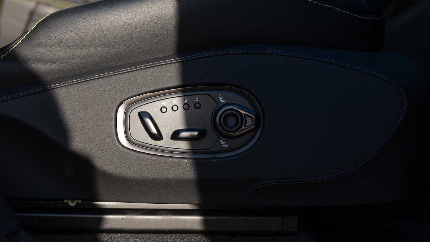 Used Aston Martin DBX 2025 for sale - 77018807: Photo 16