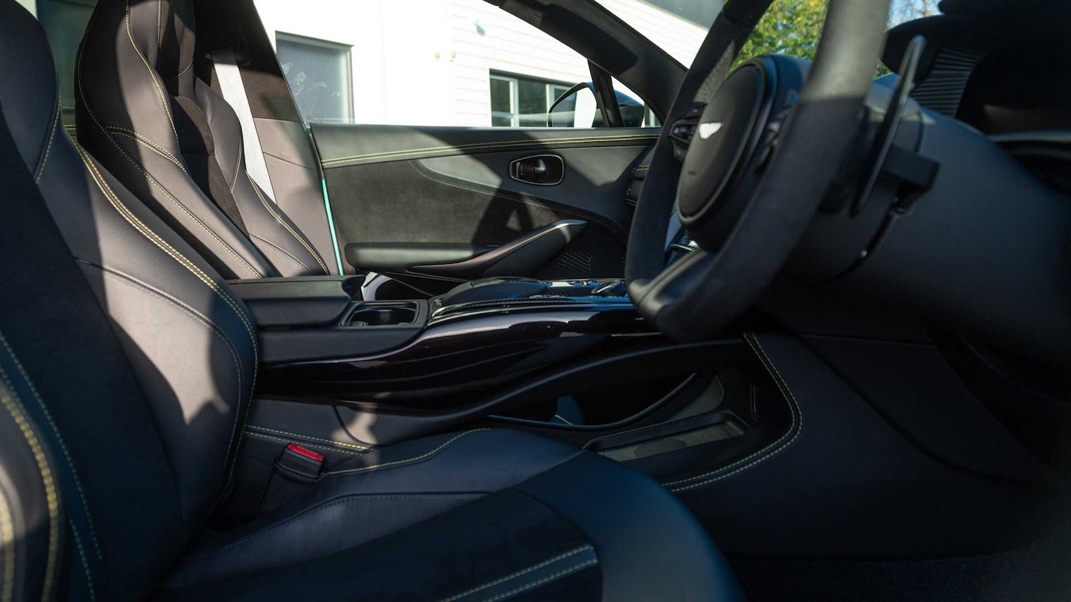 Used Aston Martin DBX 2025 for sale - 77018807: Photo 29