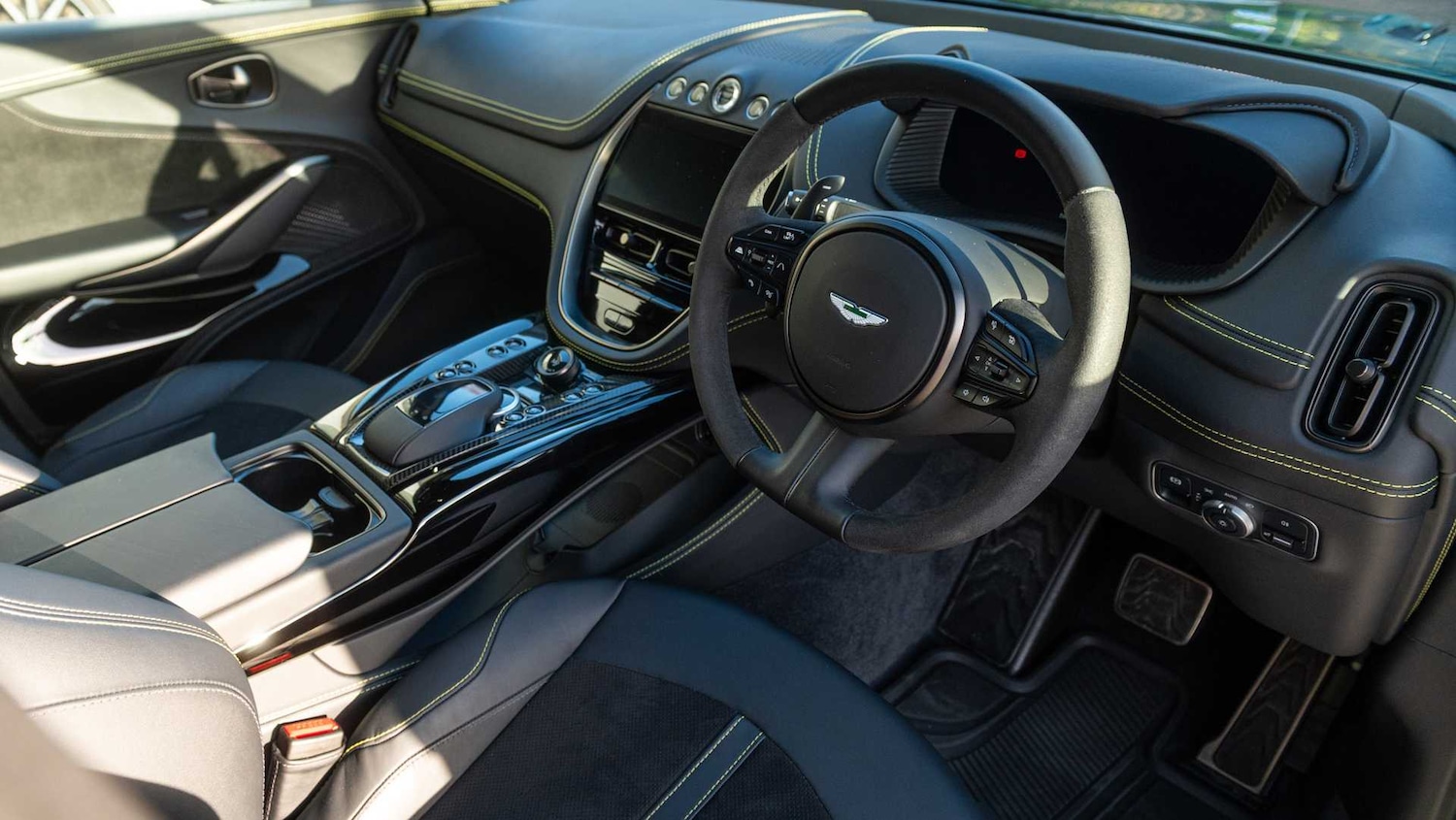 Used Aston Martin DBX 2025 for sale - 77018807: Photo 3