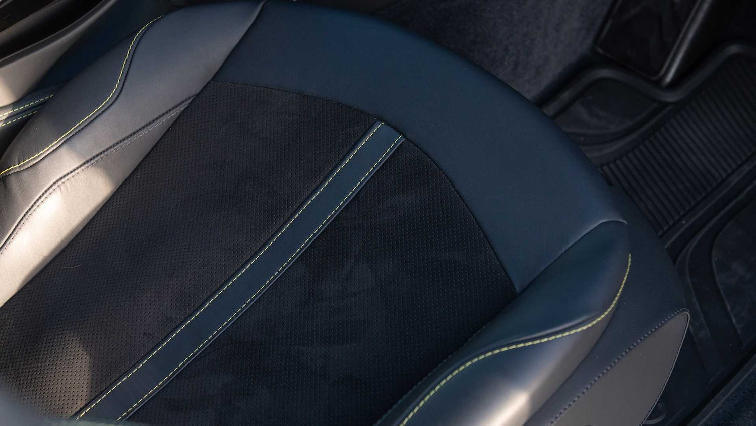 Used Aston Martin DBX 2025 for sale - 77018807: Photo 32