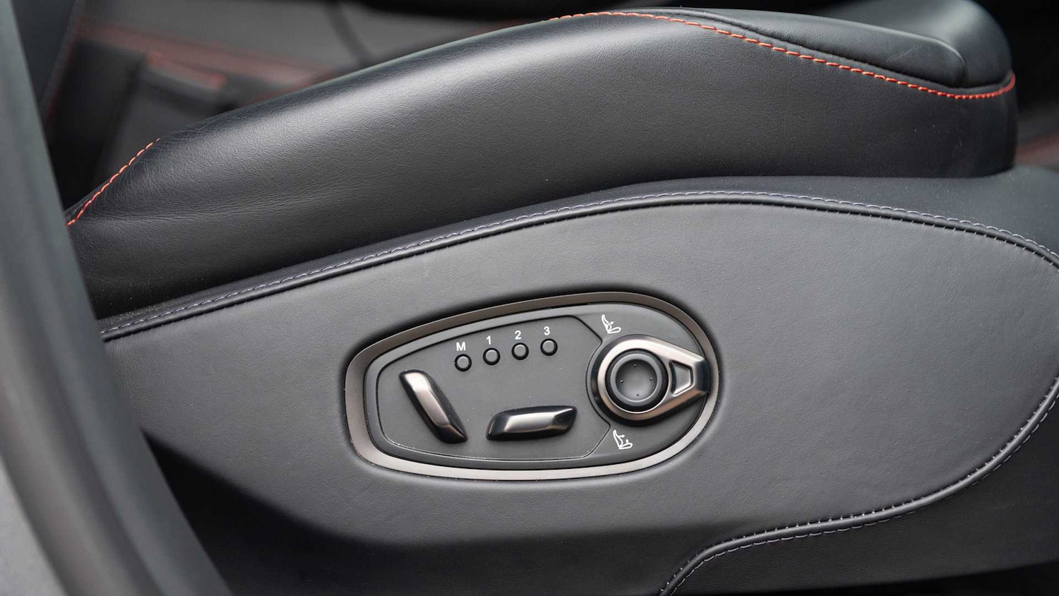 Used Aston Martin DBX 2023 for sale - 76170021: Photo 16