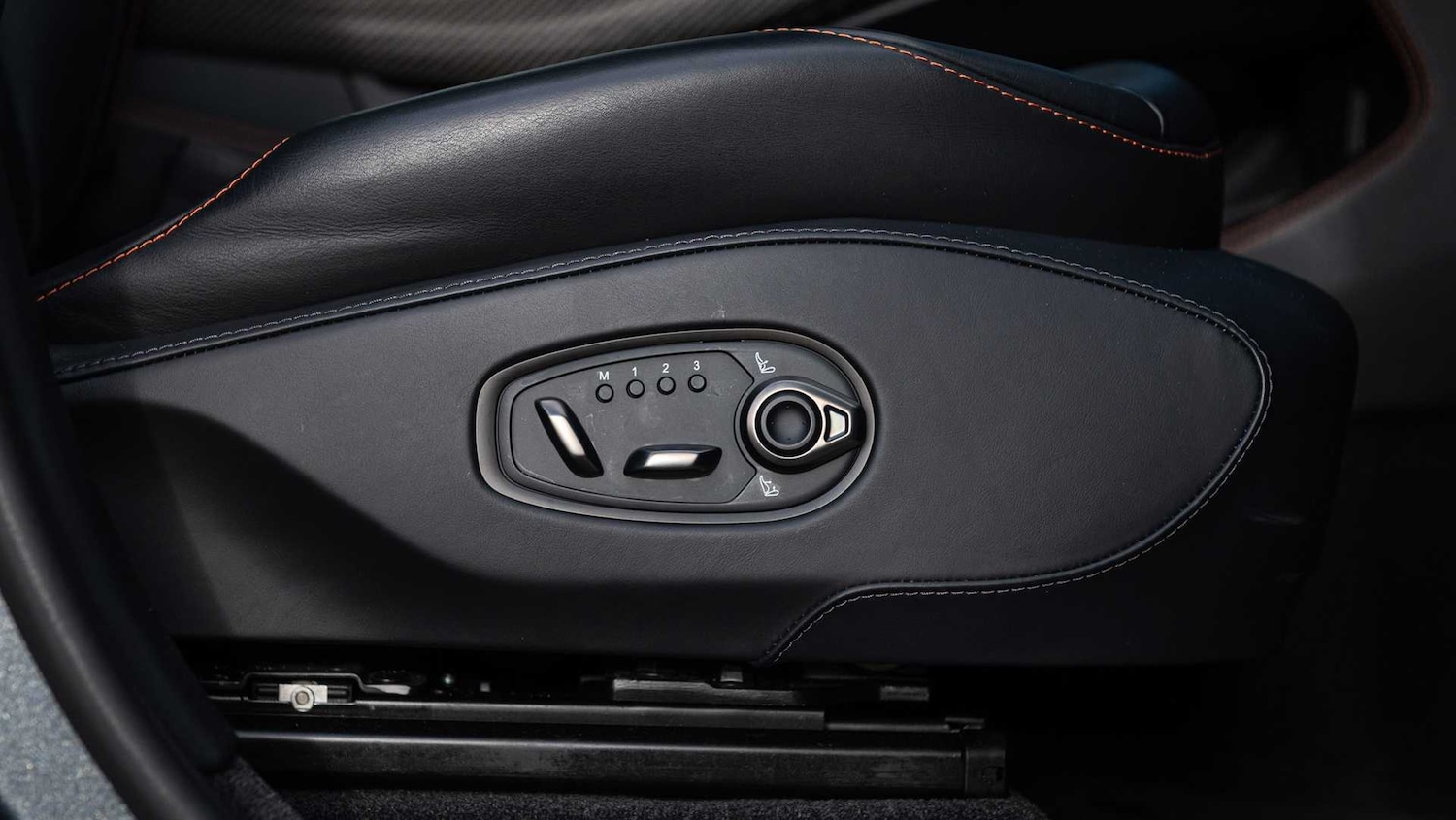 Used Aston Martin DBX 2024 for sale - 76916181: Photo 16