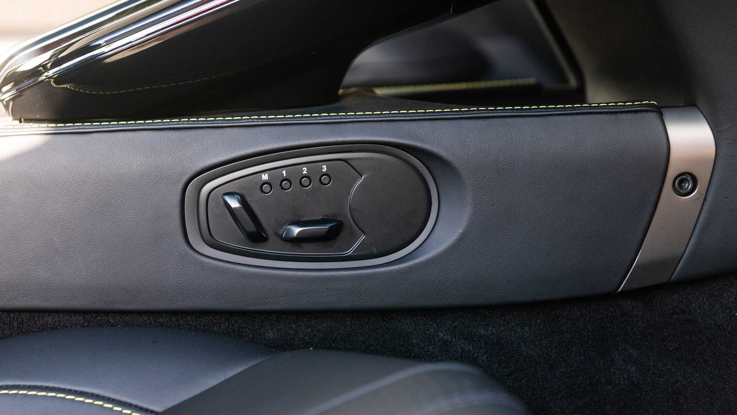 Used Aston Martin Vantage for sale - 77018850: Photo 16