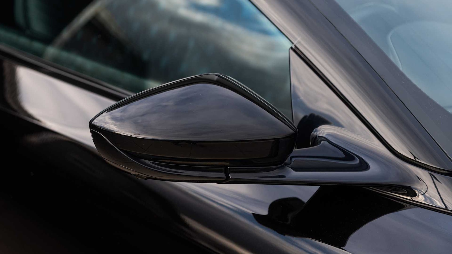 Used Aston Martin DB11 for sale - 76916073: Photo 24